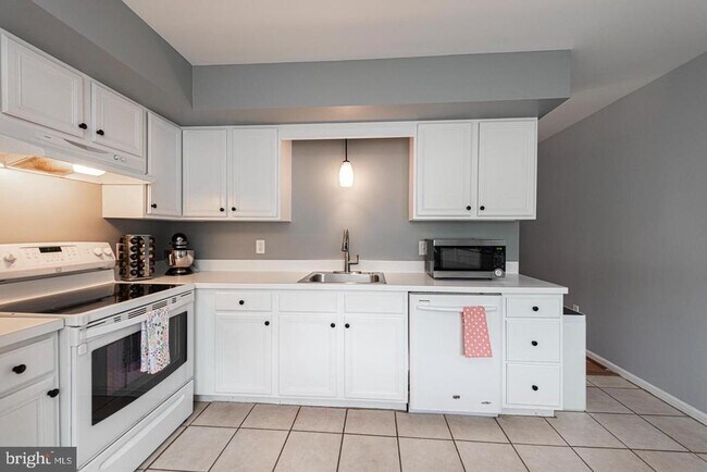 Building Photo - 10 Terry Ct