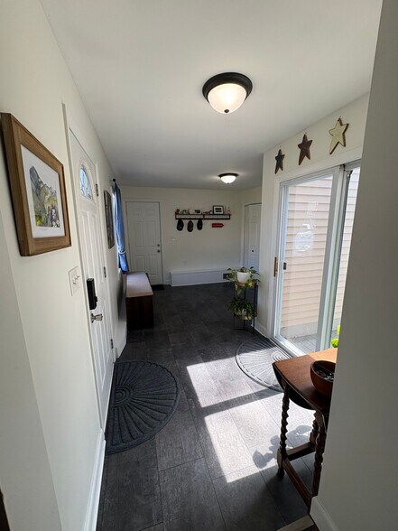 Building Photo - 8 Carter Rd