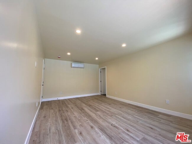 Building Photo - 13400 Cordary Ave