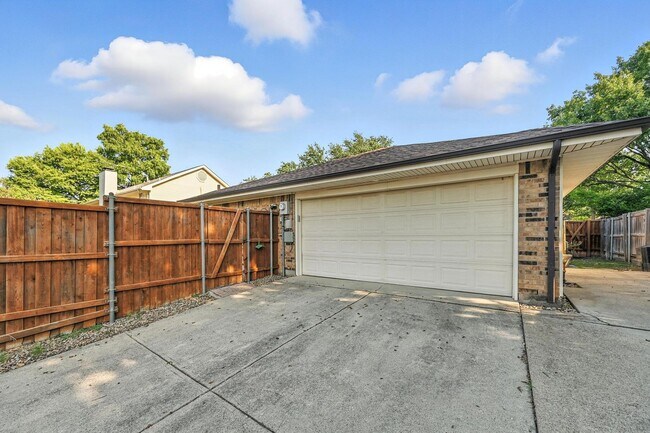 Building Photo - Beautiful 4-Bedroom Home in Sought-After Plano