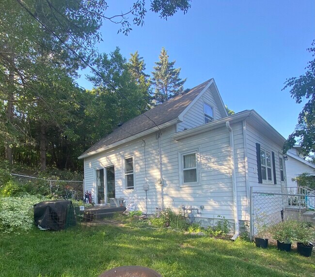 Side view with ground level deck - 1301 E 7th St