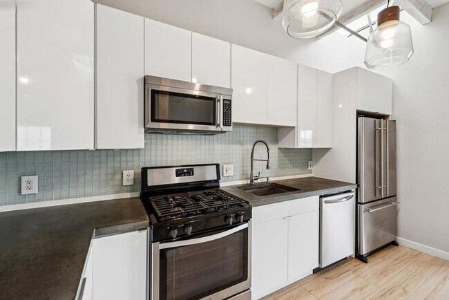Building Photo - Stunning West Oakland Live Work Loft w/ Ground Floor Studio