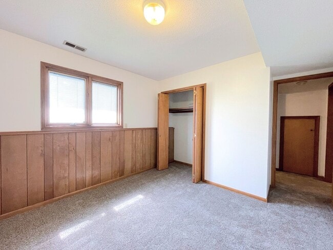 Building Photo - Updated 3 bed 2 bath home in great neighbo...