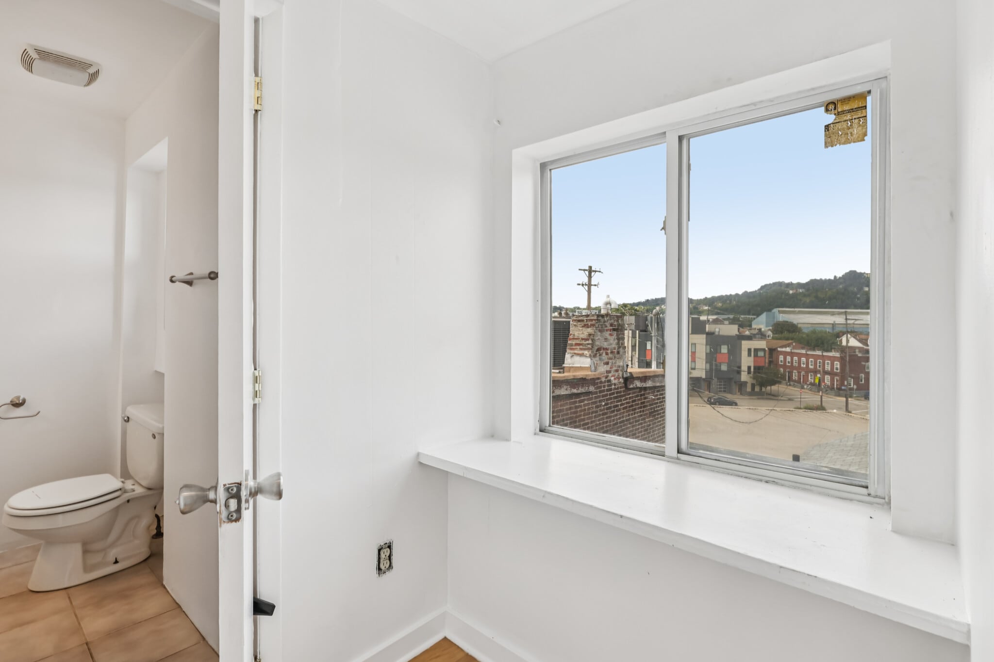 3rd fl Foyer - 4723 Butler St