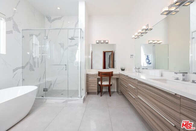 Building Photo - 912 N Crescent Heights Blvd