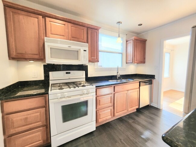 Building Photo - 2 bedroom duplex home