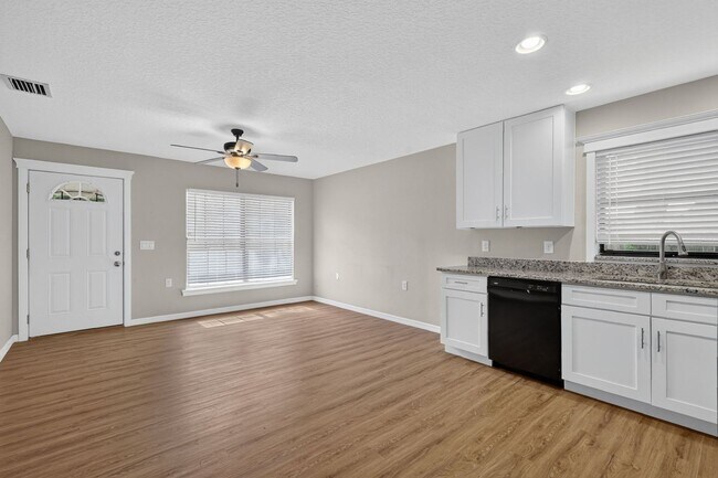 Building Photo - 2/2 Duplex in Umatilla w/ Private Fenced Yard & Dual Screened Patios!