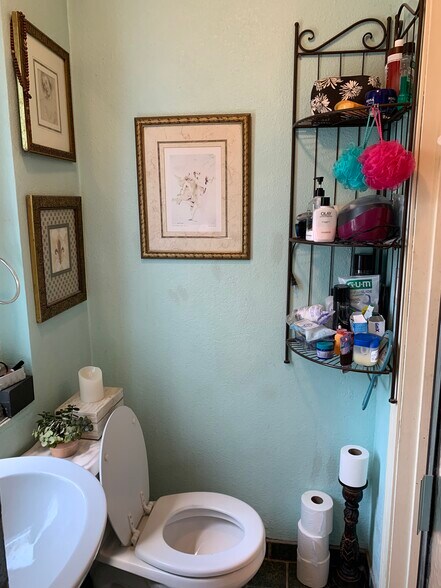 Building Photo - 3900 Seven Hills Rd