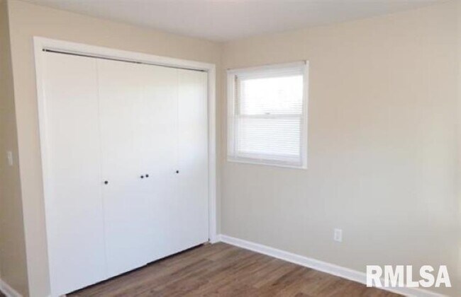 Building Photo - 5229 North Montclair Avenue