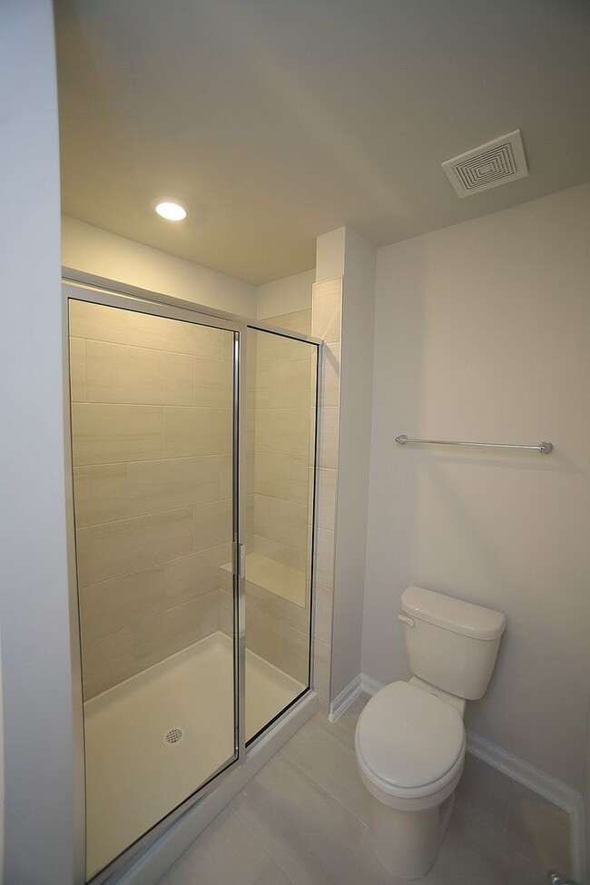 Building Photo - Spacious End Unit Townhome in Beautiful Ne...