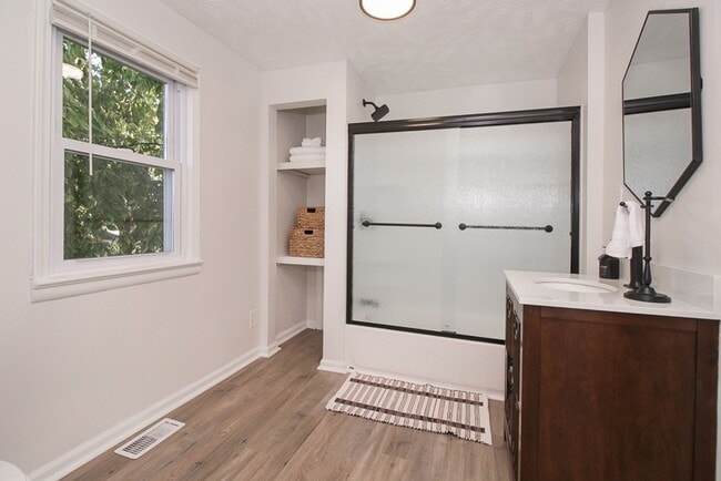 Building Photo - 3 bedroom 3 bathroom Single Family Home