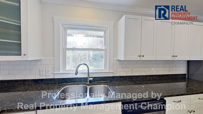 Building Photo - Updated 3 BD/2BA Home w/Spacious Rooms and...