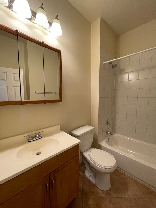 Building Photo - 733 N Wells St