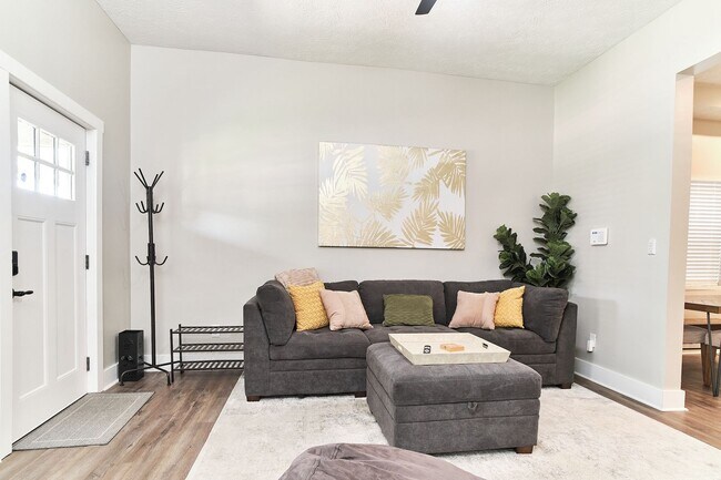 Building Photo - Fully Furnished 2BD Duplex in the Heart of...