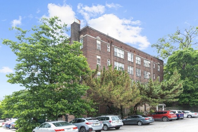 Interior Photo - Charleston Court