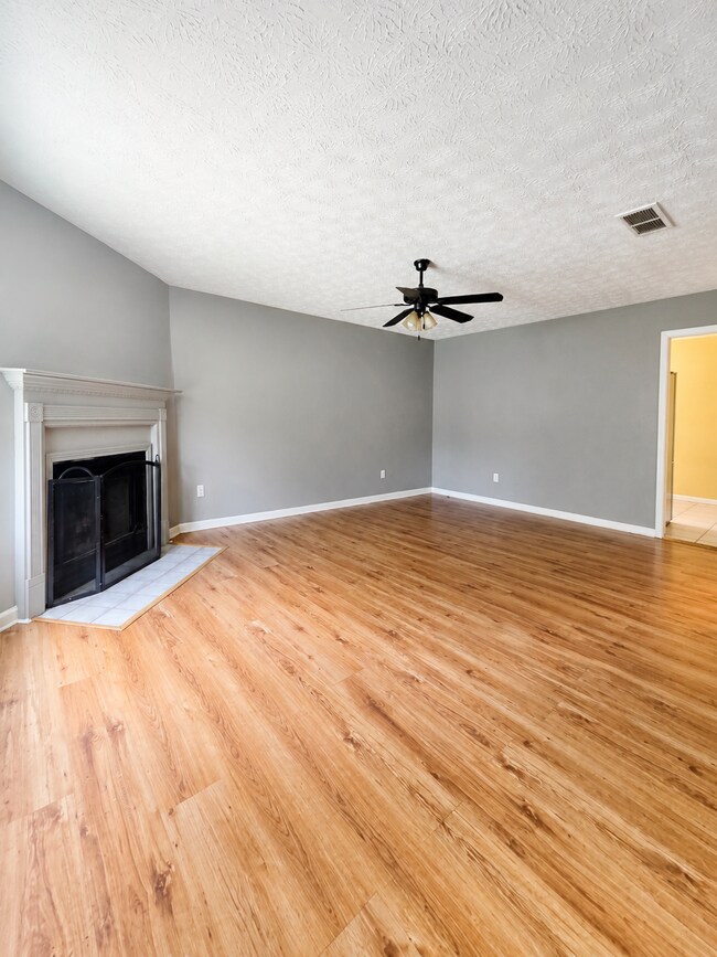 Building Photo - 314 Country Club Dr