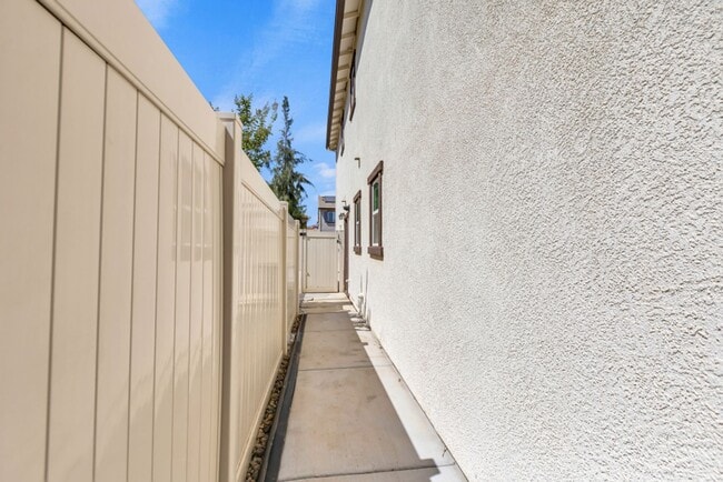 Building Photo - 4 bed / 3 bath | Upated Anatolia Home Avai...