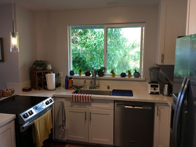Building Photo - Unfurnished 3BR/2BA Home Next to Punahou School