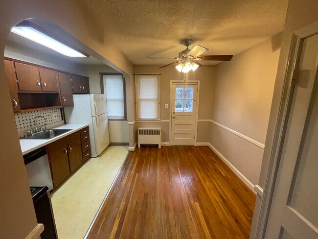 Building Photo - 906 Pine Heights Ave