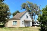 Building Photo - 3 bedroom 1.5 bath across from park