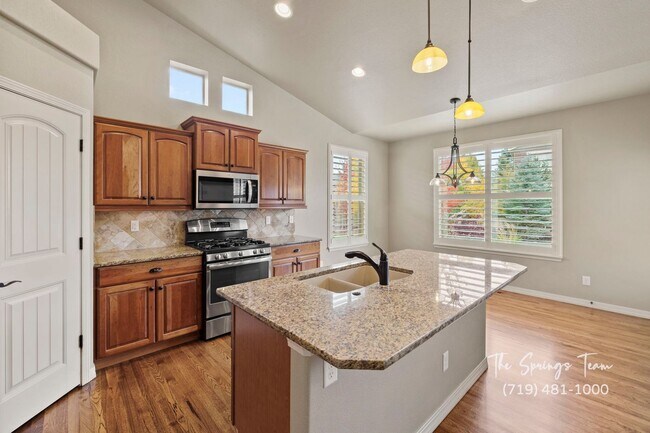 Building Photo - BEAUTIFUL 4BD + BONUS ROOM/3BA/3 CAR GARAG...