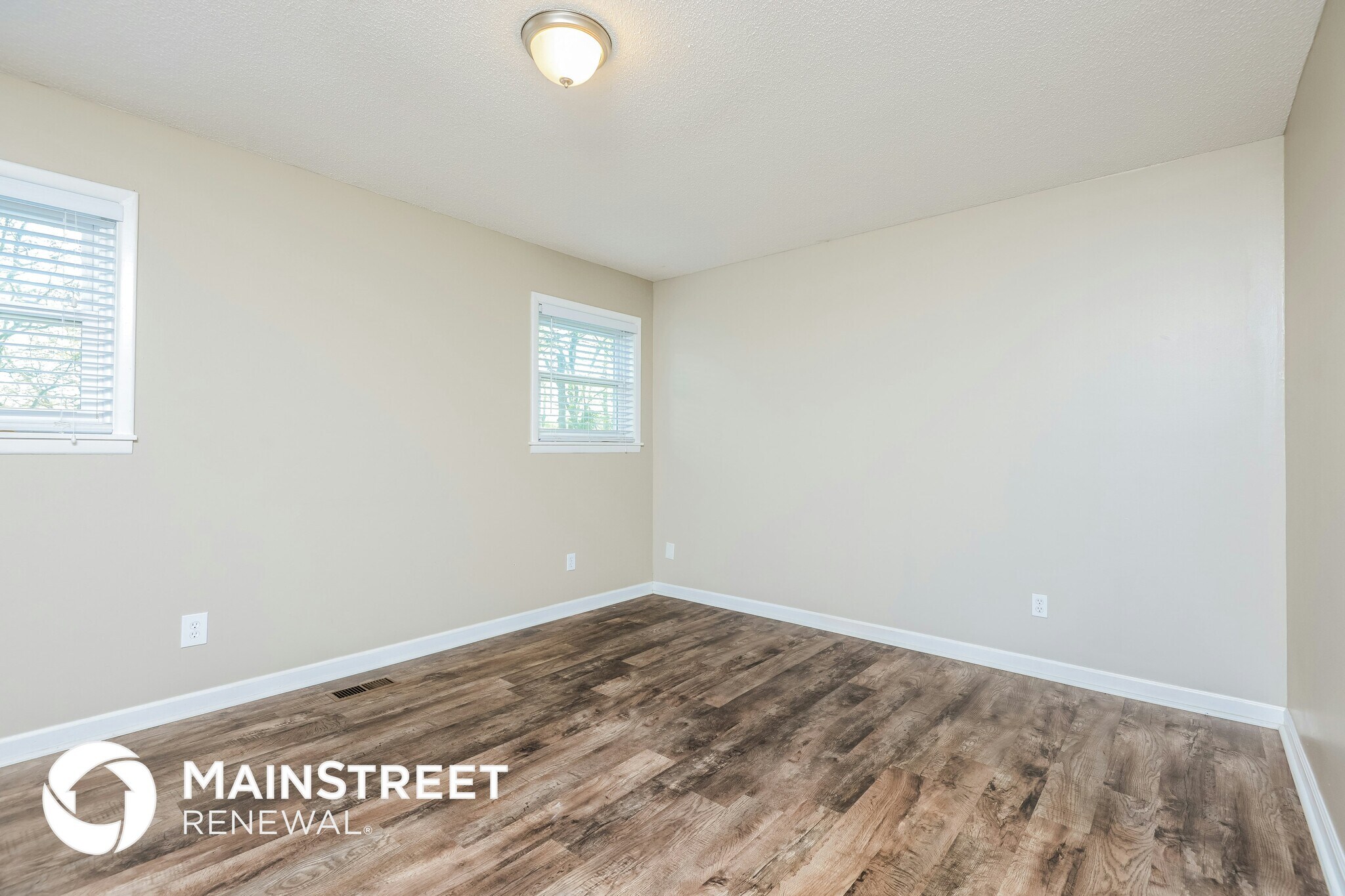 Building Photo - 4501 Oak Dr