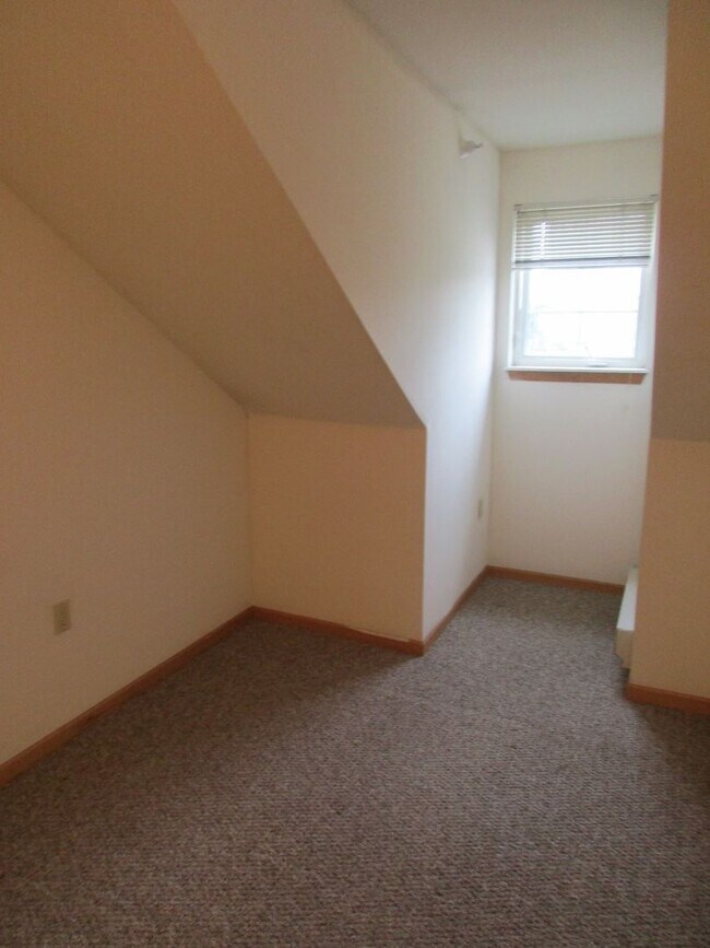 Building Photo - 3 Bedroom, 2 Bath