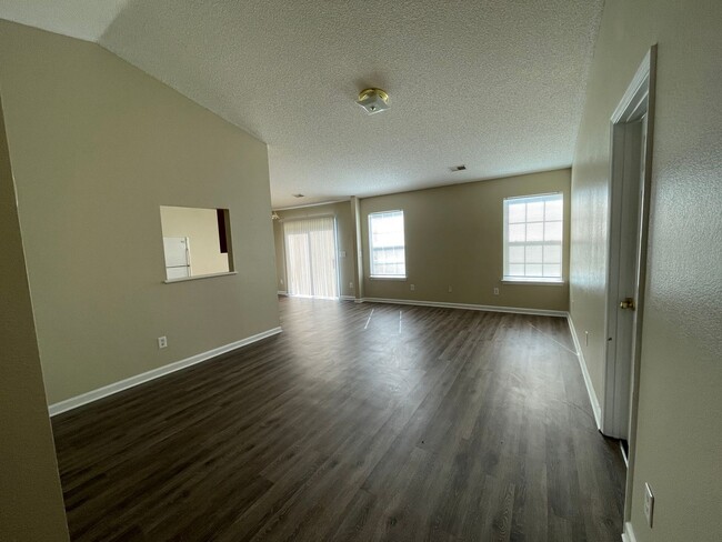 Building Photo - Charming 3-Bedroom Home in Oak Pointe – Av...