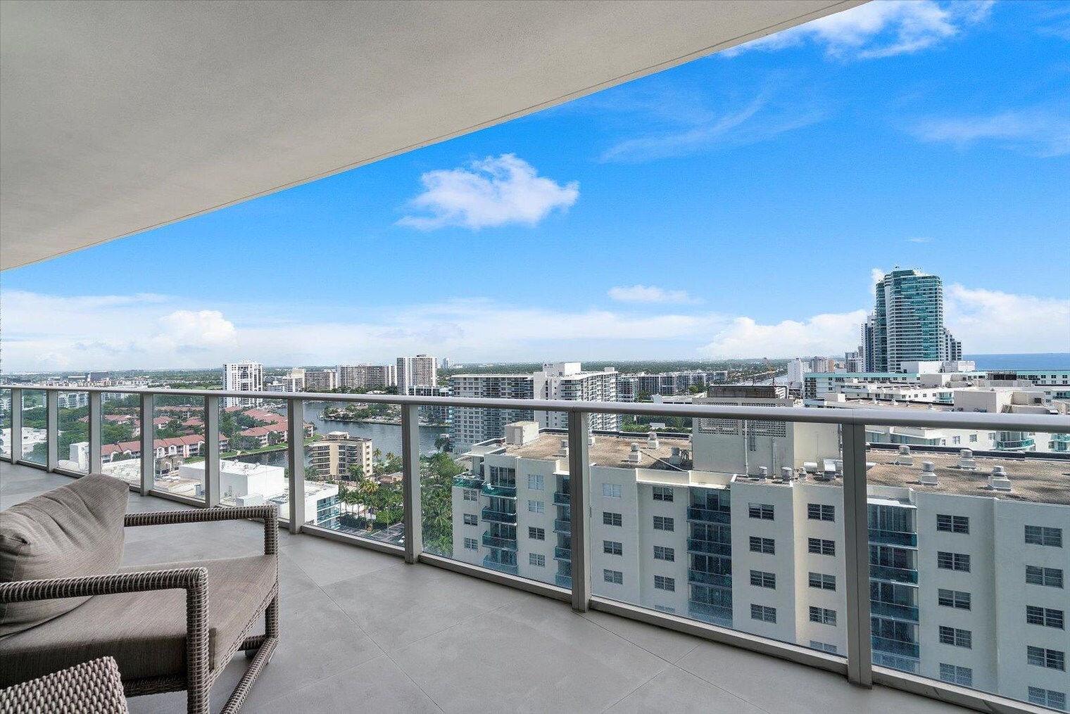 Building Photo - 4011 S Ocean Dr