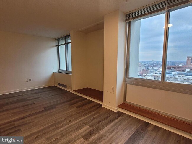 Building Photo - 604 S Washington Square