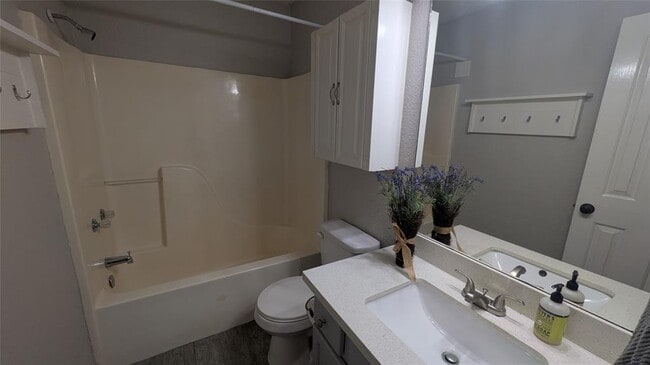 Building Photo - 1800 Pearce Ct