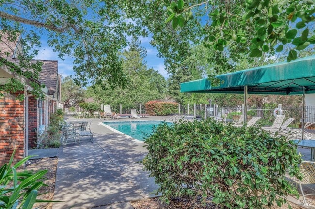 Building Photo - 16 Tudor Ct