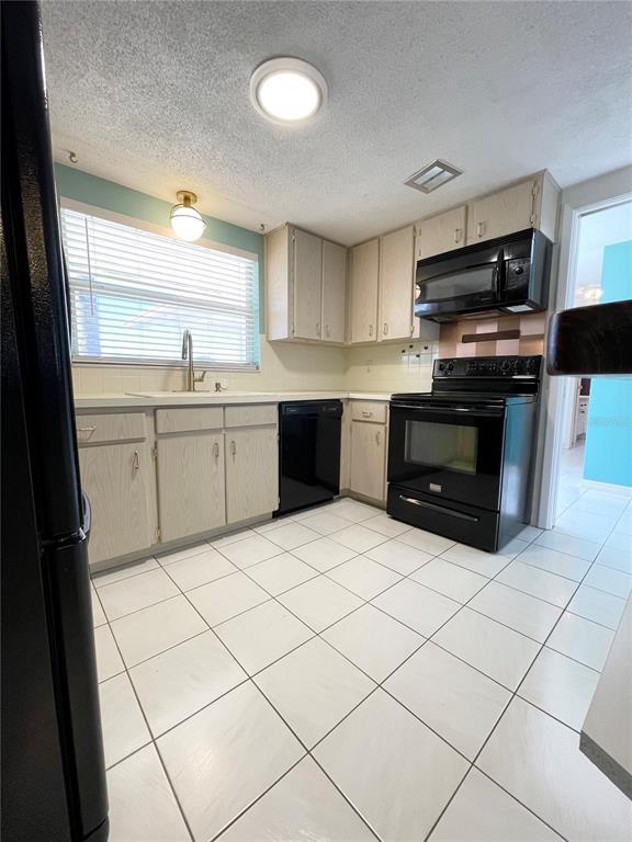 Building Photo - 10120 Willow Dr