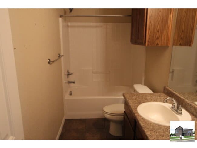 Building Photo - 917 Brookview Dr
