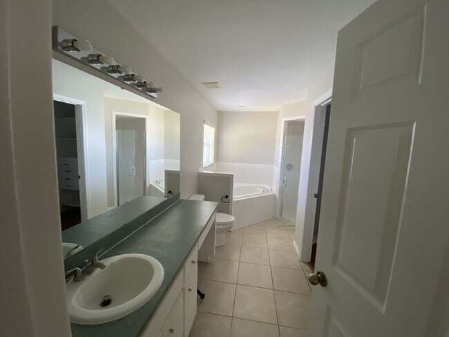 Building Photo - South Lakeland Home!