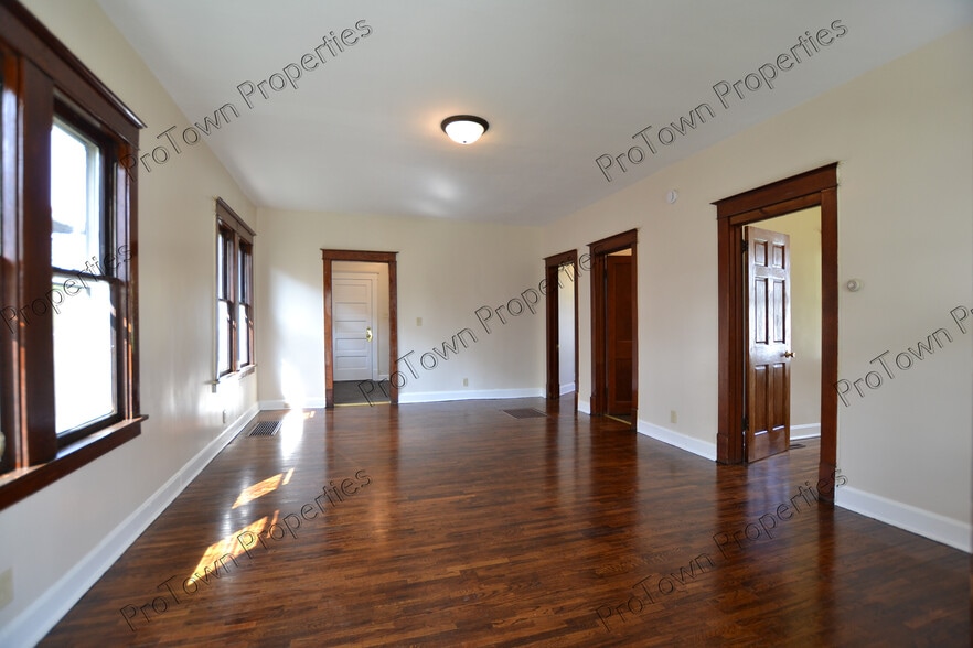 Building Photo - 463 S Ottawa St