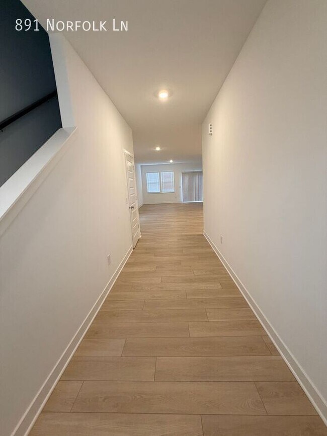 Building Photo - 891 Norfolk Ln