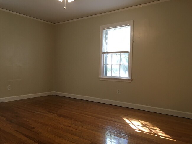 Building Photo - Dont miss out on this spacious East Memphi...