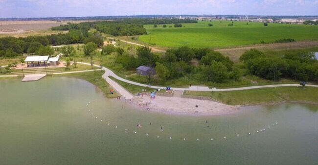 11 acre lake with sanded beach, a 90 acre nature wonderland within the community - 621 Hummingbird Dr