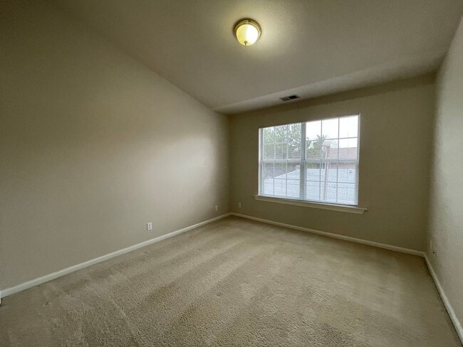 Building Photo - 2 Bedroom, 2 Bathroom Townhouse with Garage and New Washer and Dryer!