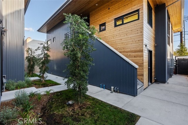 Building Photo - 922 W Clark Ave