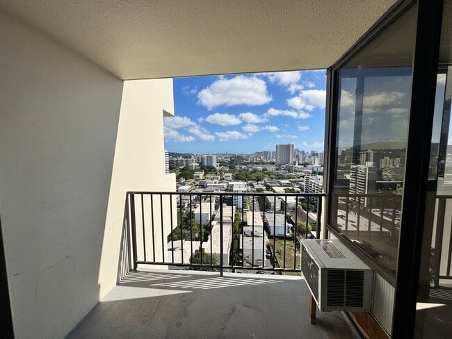 Building Photo - Bright and Breezy 2 bed, 1.5 bath, 1 covered parking top floor condo in Makiki!!