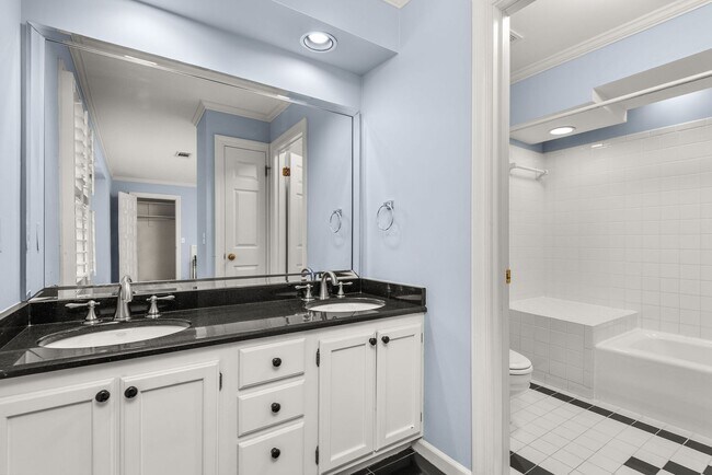 Building Photo - Townhome LOCATION!