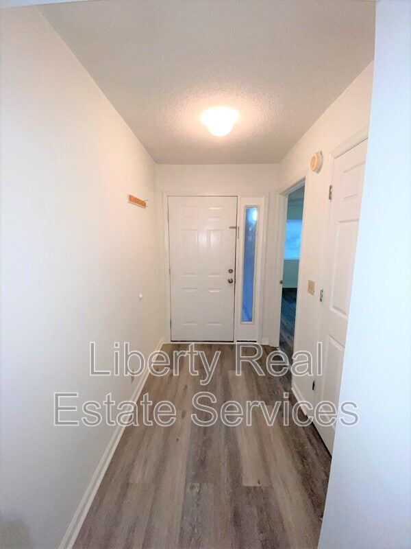 Building Photo - 910 Brett Dr