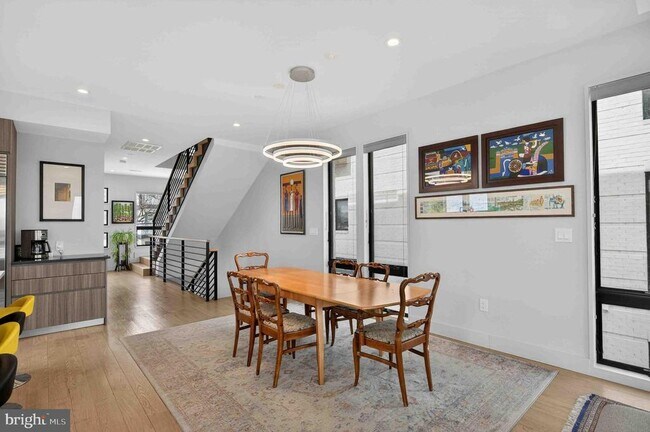 Building Photo - 911 S Oak St