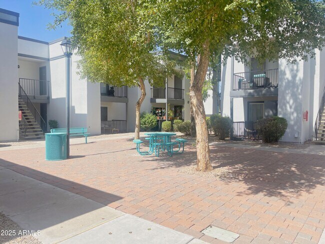 Building Photo - 740 W Elm St