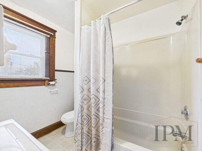 Building Photo - Available Now! Charming 2 Bedroom, 1 Bath ...