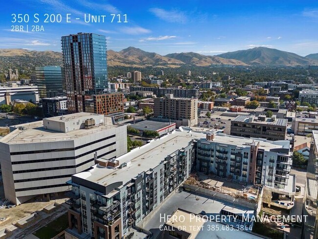 Building Photo - Beautiful Downtown Apartment!