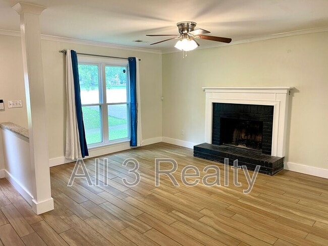 Building Photo - 696 Redland Dr
