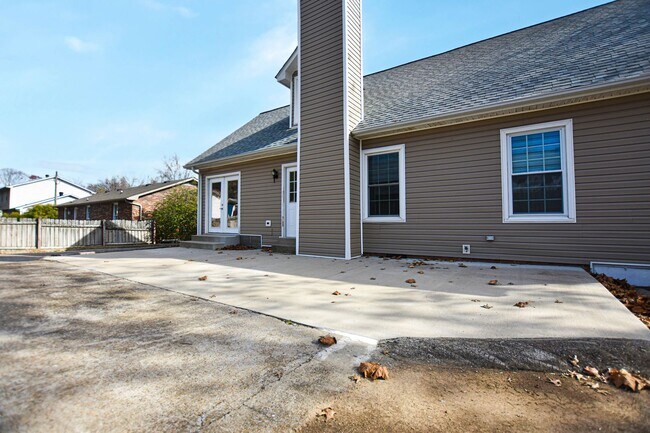 Building Photo - Pet Friendly Three Bedroom!